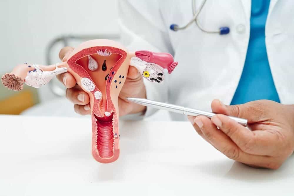 كيف شكل الكيس الدموي إذا نزل؟