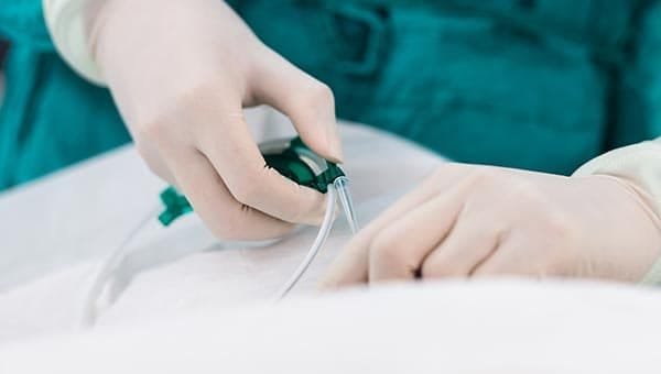 القسطرة أم الجراحة التقليدية: أيهما الأفضل؟